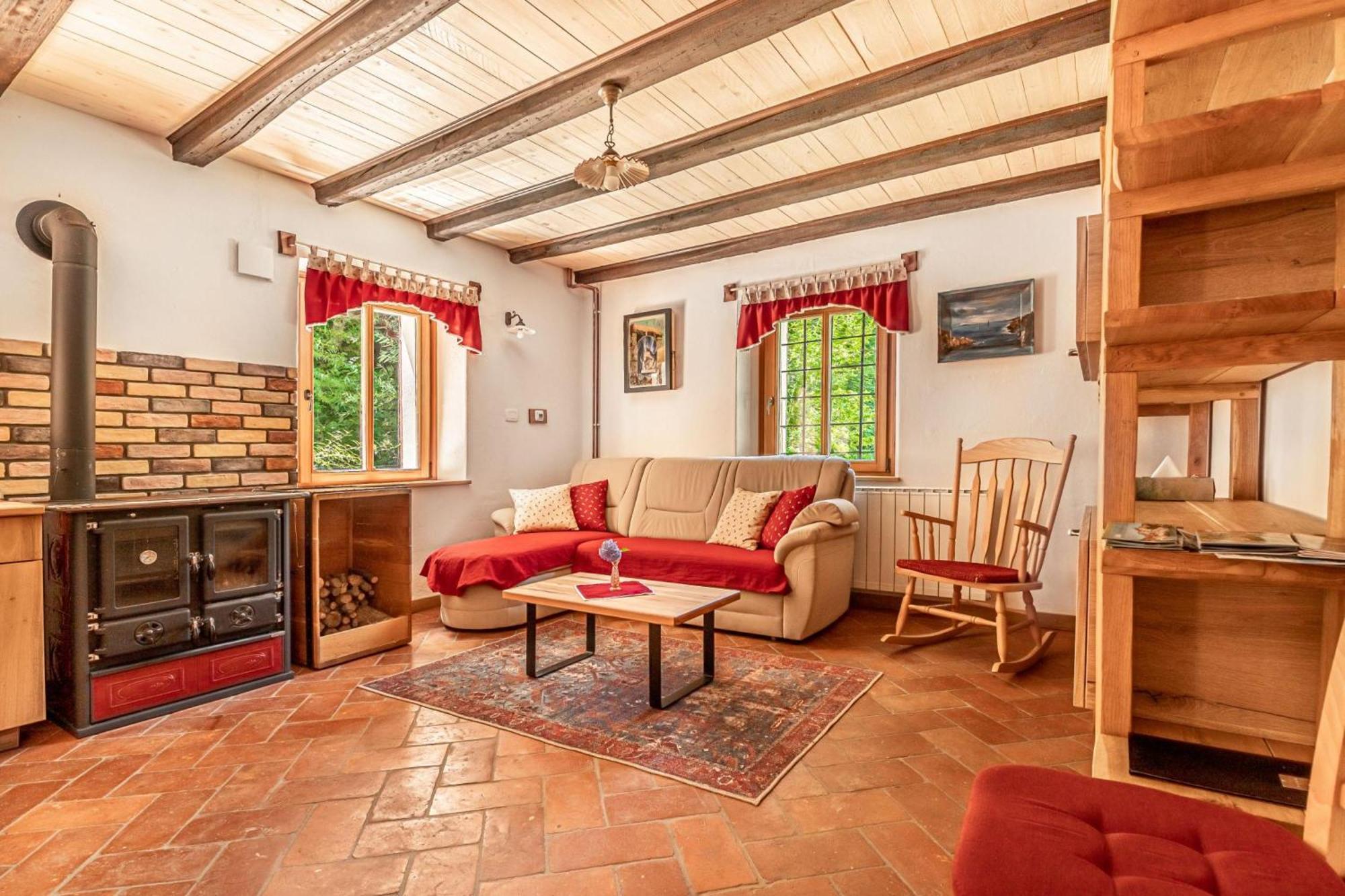 House By The Stream - Happy Rentals Avce Buitenkant foto